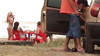 Casal safado faz sexo oral em público na praia de Mongaguá - SP